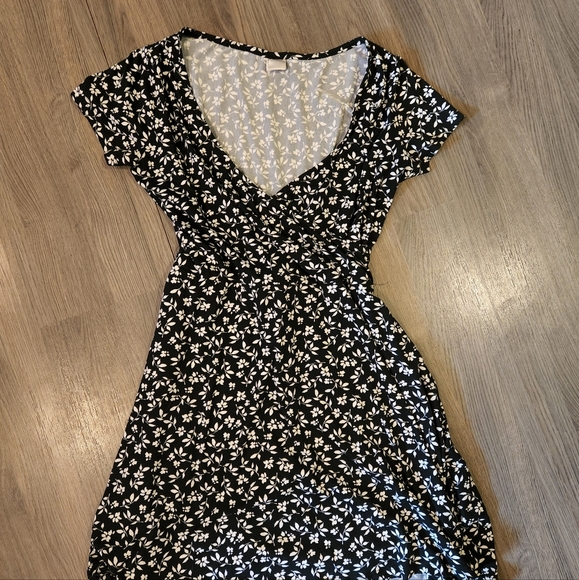 Medium Black and White Print Twik Mini-Dress - Picture 1 of 3